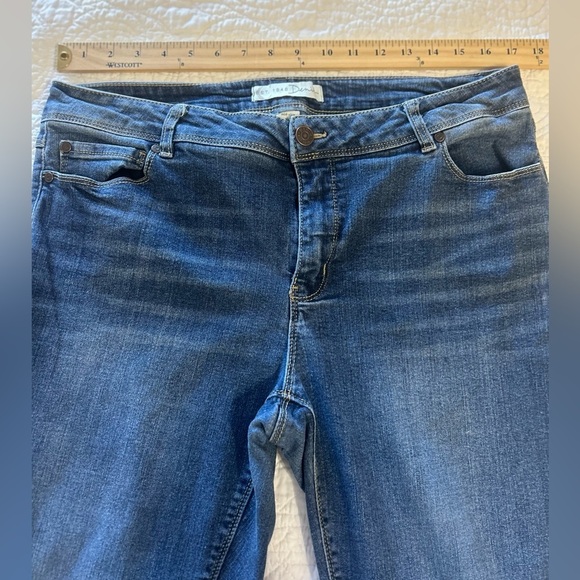 Cato Mid Rise Jeans. Size 16. - Picture 5 of 6